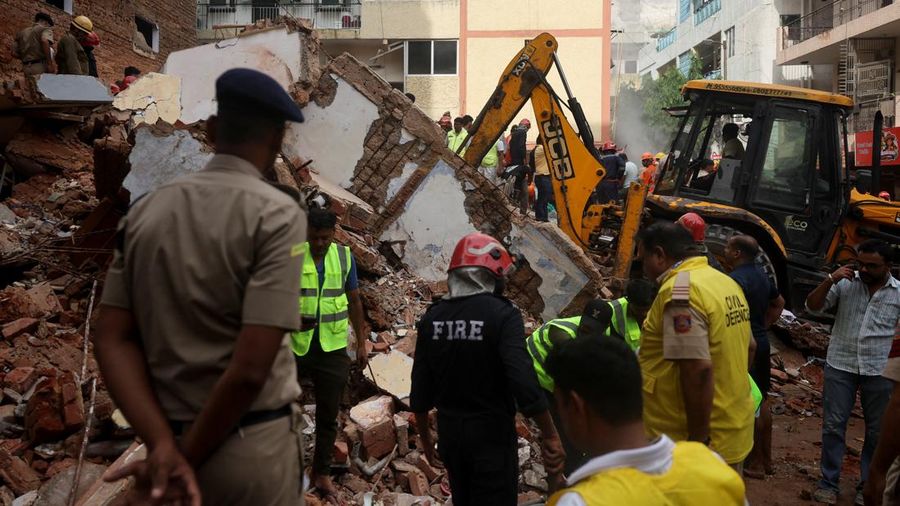 Petugas darurat memeriksa lokasi dan mencari korban selamat setelah sebuah bangunan runtuh di New Delhi, India, pada 6 September 2026. (REUTERS/Francis Mascarenhas)