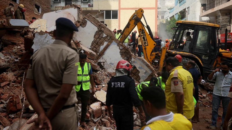 Petugas darurat memeriksa lokasi dan mencari korban selamat setelah sebuah bangunan runtuh di New Delhi, India, pada 6 September 2026. (REUTERS/Francis Mascarenhas)