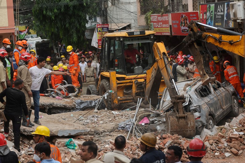Petugas darurat memeriksa lokasi dan mencari korban selamat setelah sebuah bangunan runtuh di New Delhi, India, pada 6 September 2026. (REUTERS/Francis Mascarenhas)