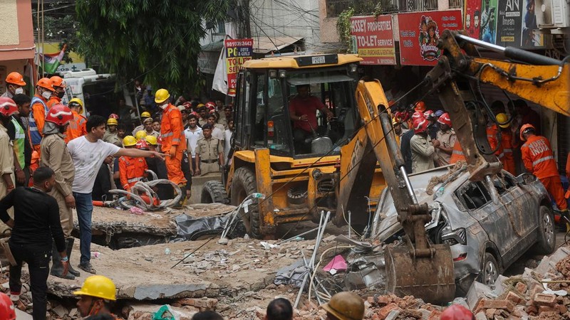 Petugas darurat memeriksa lokasi dan mencari korban selamat setelah sebuah bangunan runtuh di New Delhi, India, pada 6 September 2026.
