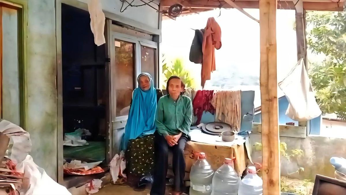 Tangis di Balik Rumah Baru Mak Yatmi Lansia Pemulung di Sukabumi