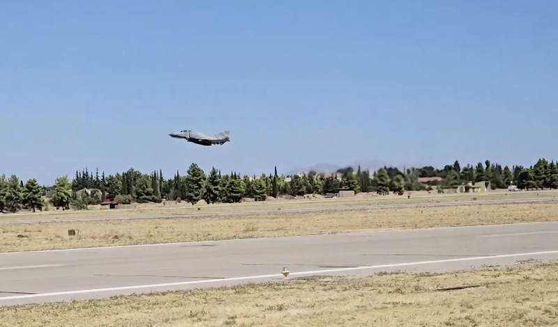 Warga menyaksikan kepulan asap yang membubung setelah jatuhnya jet tempur F-4 Phantom milik Yunani dalam ajang pameran kedirgantaraan Athens Flying Week di Tanagra, Yunani, pada 5 September 2026. (Nikos Mitrousias/Intime via REUTERS)