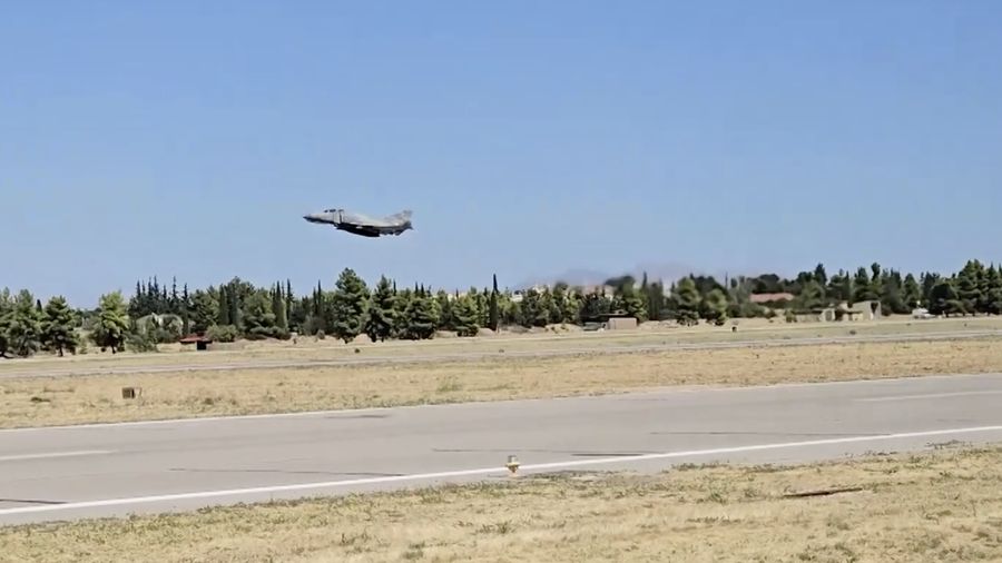 Sebuah jet tempur F-4 Phantom milik Angkatan Udara Yunani jatuh saat mengikuti pertunjukan udara Athens Flying Week di Pangkalan Udara Tanagra, sebelah utara Athena, pada Sabtu (5/9/2026).