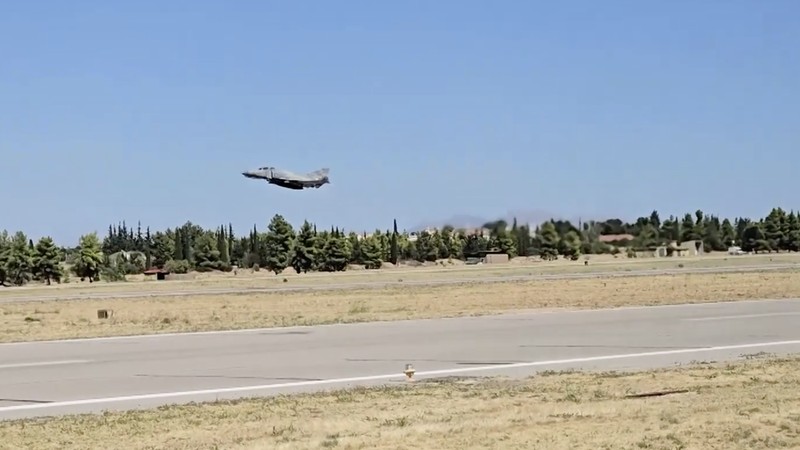 Sebuah jet tempur F-4 Phantom milik Angkatan Udara Yunani jatuh saat mengikuti pertunjukan udara Athens Flying Week di Pangkalan Udara Tanagra, sebelah utara Athena, pada Sabtu (5/9/2026).