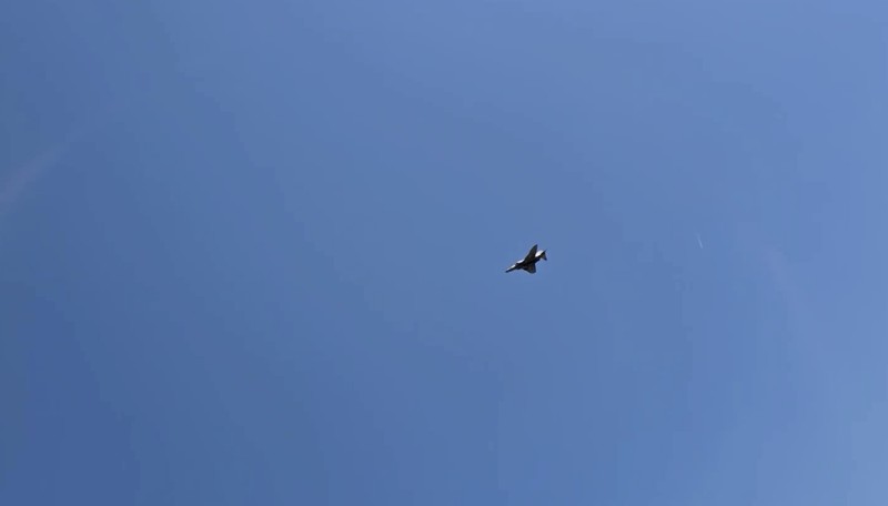 Warga menyaksikan kepulan asap yang membubung setelah jatuhnya jet tempur F-4 Phantom milik Yunani dalam ajang pameran kedirgantaraan Athens Flying Week di Tanagra, Yunani, pada 5 September 2026. (Nikos Mitrousias/Intime via REUTERS)