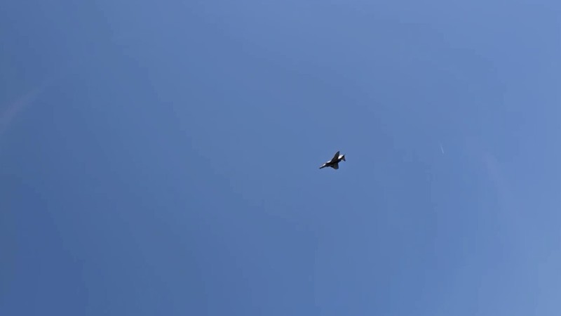 Sebuah jet tempur F-4 Phantom milik Angkatan Udara Yunani jatuh saat mengikuti pertunjukan udara Athens Flying Week di Pangkalan Udara Tanagra, sebelah utara Athena, pada Sabtu (5/9/2026).