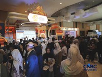 Sejumlah pengunjung memadati booth Lembaga Penjamin Simpanan (LPS) dalam ajang Lampung Financial Festival 2026 di Novotel,  Bandar Lampung, Minggu (6/9/2026). (CNBC Indonesia/Tri Susilo)