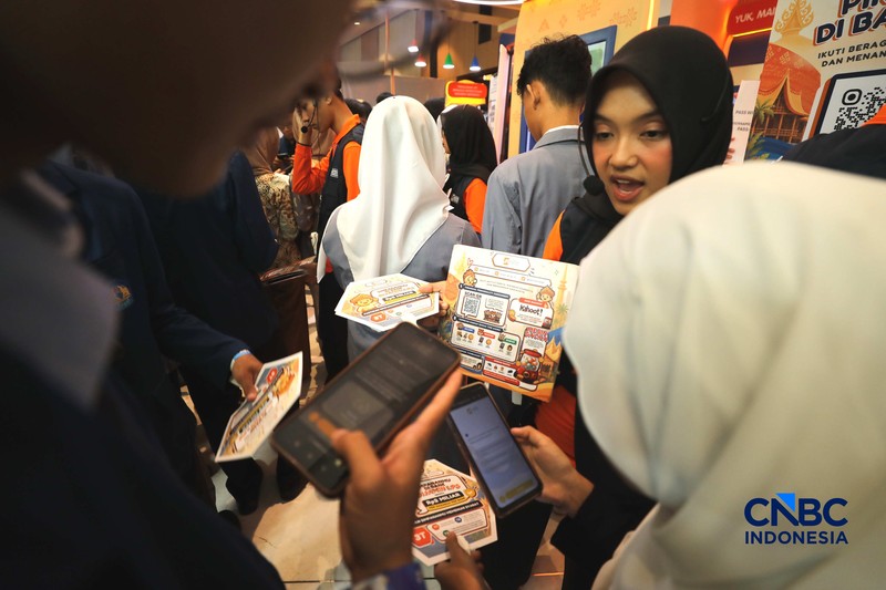 Sejumlah pengunjung memadati booth Lembaga Penjamin Simpanan (LPS) dalam ajang Lampung Financial Festival 2026 di Novotel,  Bandar Lampung, Minggu (6/9/2026). (CNBC Indonesia/Tri Susilo)