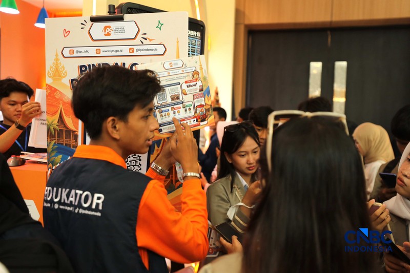 Sejumlah pengunjung memadati booth Lembaga Penjamin Simpanan (LPS) dalam ajang Lampung Financial Festival 2026 di Novotel,  Bandar Lampung, Minggu (6/9/2026). (CNBC Indonesia/Tri Susilo)