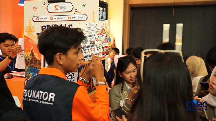 Sejumlah pengunjung memadati booth Lembaga Penjamin Simpanan (LPS) dalam ajang Lampung Financial Festival 2026 di Novotel,  Bandar Lampung, Minggu (6/9/2026).