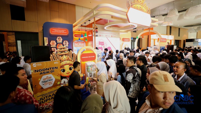 Sejumlah pengunjung memadati booth Lembaga Penjamin Simpanan (LPS) dalam ajang Lampung Financial Festival 2026 di Novotel,  Bandar Lampung, Minggu (6/9/2026). (CNBC Indonesia/Tri Susilo)