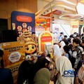 Sejumlah pengunjung memadati booth Lembaga Penjamin Simpanan (LPS) dalam ajang Lampung Financial Festival 2026 di Novotel,  Bandar Lampung, Minggu (6/9/2026). (CNBC Indonesia/Tri Susilo)