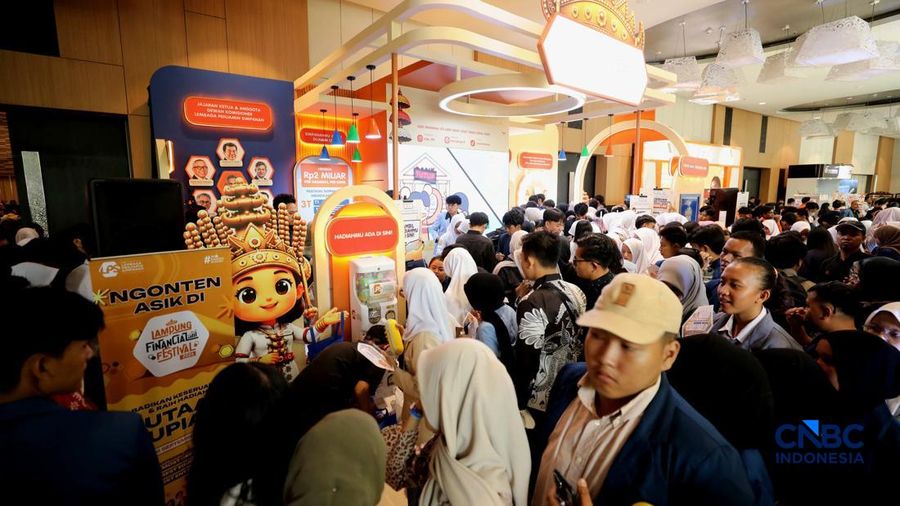 Sejumlah pengunjung memadati booth Lembaga Penjamin Simpanan (LPS) dalam ajang Lampung Financial Festival 2026 di Novotel,  Bandar Lampung, Minggu (6/9/2026). (CNBC Indonesia/Tri Susilo)