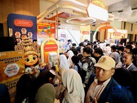 Sejumlah pengunjung memadati booth Lembaga Penjamin Simpanan (LPS) dalam ajang Lampung Financial Festival 2026 di Novotel,  Bandar Lampung, Minggu (6/9/2026). (CNBC Indonesia/Tri Susilo)