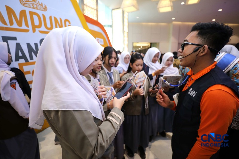 Sejumlah pengunjung memadati booth Lembaga Penjamin Simpanan (LPS) dalam ajang Lampung Financial Festival 2026 di Novotel,  Bandar Lampung, Minggu (6/9/2026). (CNBC Indonesia/Tri Susilo)