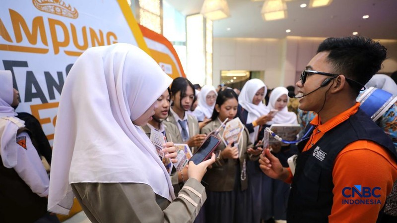 Sejumlah pengunjung memadati booth Lembaga Penjamin Simpanan (LPS) dalam ajang Lampung Financial Festival 2026 di Novotel,  Bandar Lampung, Minggu (6/9/2026).
