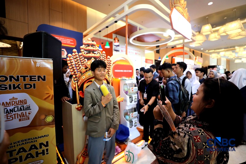 Sejumlah pengunjung memadati booth Lembaga Penjamin Simpanan (LPS) dalam ajang Lampung Financial Festival 2026 di Novotel,  Bandar Lampung, Minggu (6/9/2026). (CNBC Indonesia/Tri Susilo)