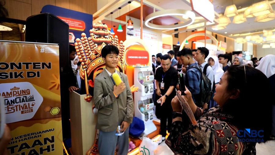 Sejumlah pengunjung memadati booth Lembaga Penjamin Simpanan (LPS) dalam ajang Lampung Financial Festival 2026 di Novotel,  Bandar Lampung, Minggu (6/9/2026).