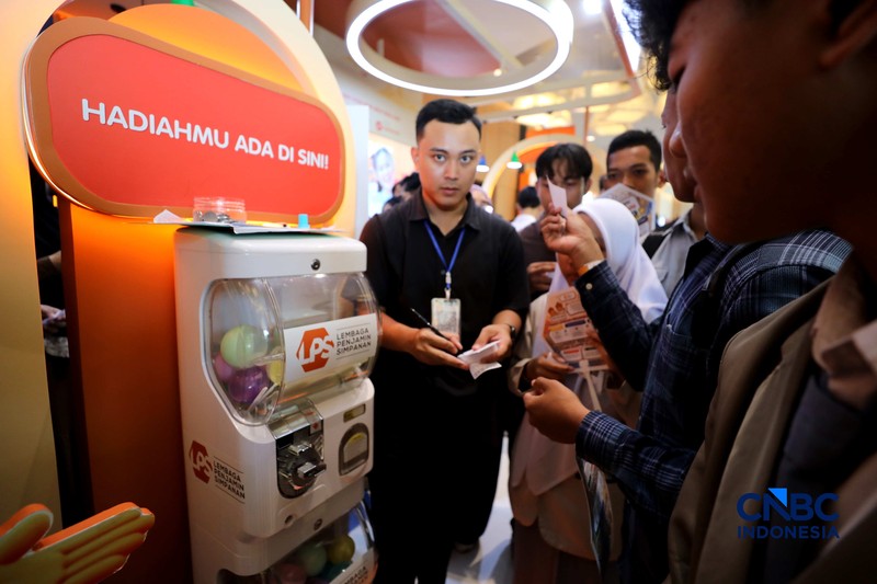 Sejumlah pengunjung memadati booth Lembaga Penjamin Simpanan (LPS) dalam ajang Lampung Financial Festival 2026 di Novotel,  Bandar Lampung, Minggu (6/9/2026). (CNBC Indonesia/Tri Susilo)