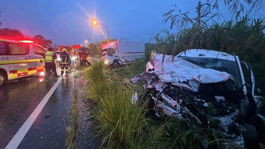 Seorang ibu dan putranya meninggal dalam kecelakaan mobil di Kabupaten Hualien pada hari Jumat setelah sebuah truk yang melaju menyeberang ke jalur mereka dan menabrak kendaraan mereka. Sopir truk terluka parah. (Dok. Hualien County Fire Department)