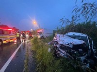 Seorang ibu dan putranya meninggal dalam kecelakaan mobil di Kabupaten Hualien pada hari Jumat setelah sebuah truk yang melaju menyeberang ke jalur mereka dan menabrak kendaraan mereka. Sopir truk terluka parah. (Dok. Hualien County Fire Department)