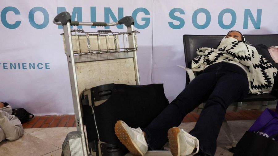 Seorang penumpang yang terdampar beristirahat saat Bandara Internasional Soekarno Hatta ditutup operasinya akibat letusan gunung berapi Gunung Anak Krakatau, di Tangerang, dekat Jakarta, Indonesia, 6 September 2026.