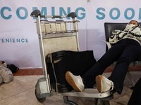 Seorang penumpang yang terdampar beristirahat saat Bandara Internasional Soekarno Hatta ditutup operasinya akibat letusan gunung berapi Gunung Anak Krakatau, di Tangerang, dekat Jakarta, Indonesia, 6 September 2026. (REUTERS/Ajeng Dinar Ulfiana)