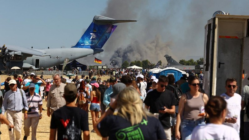 Warga menyaksikan kepulan asap yang membubung setelah jatuhnya jet tempur F-4 Phantom milik Yunani dalam ajang pameran kedirgantaraan Athens Flying Week di Tanagra, Yunani, pada 5 September 2026. (Nikos Mitrousias/Intime via REUTERS)