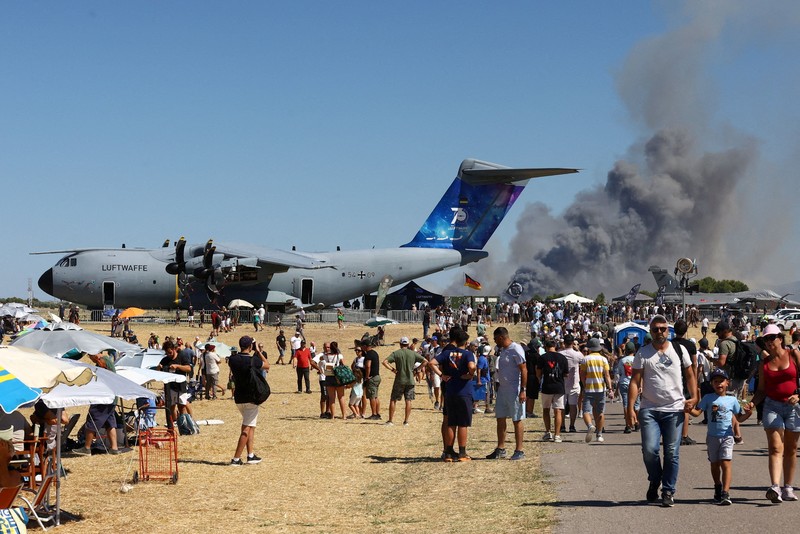 Warga menyaksikan kepulan asap yang membubung setelah jatuhnya jet tempur F-4 Phantom milik Yunani dalam ajang pameran kedirgantaraan Athens Flying Week di Tanagra, Yunani, pada 5 September 2026. (Nikos Mitrousias/Intime via REUTERS)