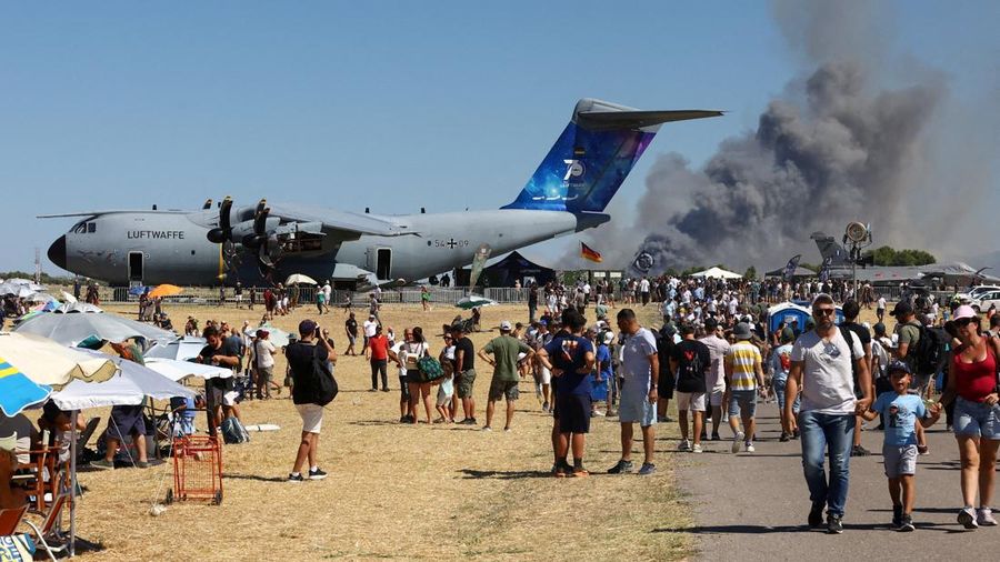 Warga menyaksikan kepulan asap yang membubung setelah jatuhnya jet tempur F-4 Phantom milik Yunani dalam ajang pameran kedirgantaraan Athens Flying Week di Tanagra, Yunani, pada 5 September 2026.