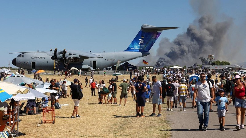 Warga menyaksikan kepulan asap yang membubung setelah jatuhnya jet tempur F-4 Phantom milik Yunani dalam ajang pameran kedirgantaraan Athens Flying Week di Tanagra, Yunani, pada 5 September 2026.