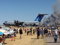 Warga menyaksikan kepulan asap yang membubung setelah jatuhnya jet tempur F-4 Phantom milik Yunani dalam ajang pameran kedirgantaraan Athens Flying Week di Tanagra, Yunani, pada 5 September 2026. (Nikos Mitrousias/Intime via REUTERS)