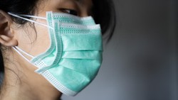 Pakai Dua Masker Dirangkap, Seberapa Efektif Tangkal Abu Vulkanik? Ini Kata Dokter Paru