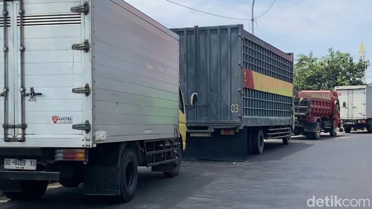Antrean Truk Isi Solar di SPBU Ahmad Yani Parepare Picu Kemacetan