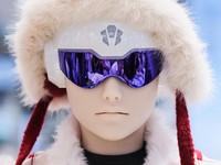 Bayangan orang-orang terlihat pada kacamata robot humanoid buatan AiMOGA Robotics di World Robot Conference 2026 di Beijing, China, pada 20 Agustus 2026. (REUTERS/Maxim Shemetov)