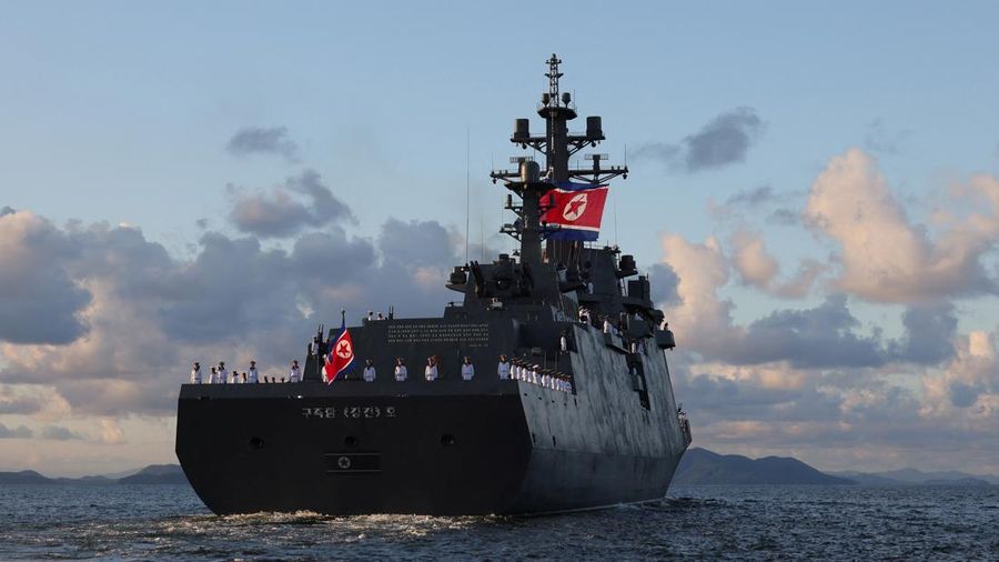 Bendera Korea Utara berkibar di kapal perusak