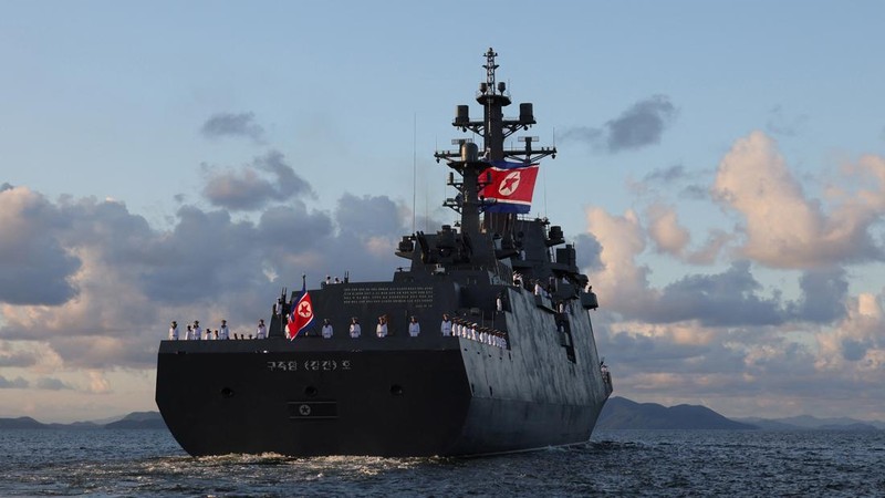 Bendera Korea Utara berkibar di kapal perusak
