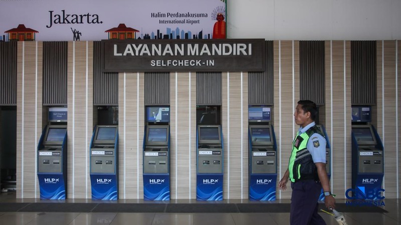 Calon penumpang yang gagal terbang meninggalkan Bandara Halim Perdanakusuma di Jakarta, setelah penghentian operasionalisasi penerbangan diperpanjang hingga pukul 18.00 WIB, Senin (7/9/2026).(CNBC Indonesia/Faisal Rahman)
