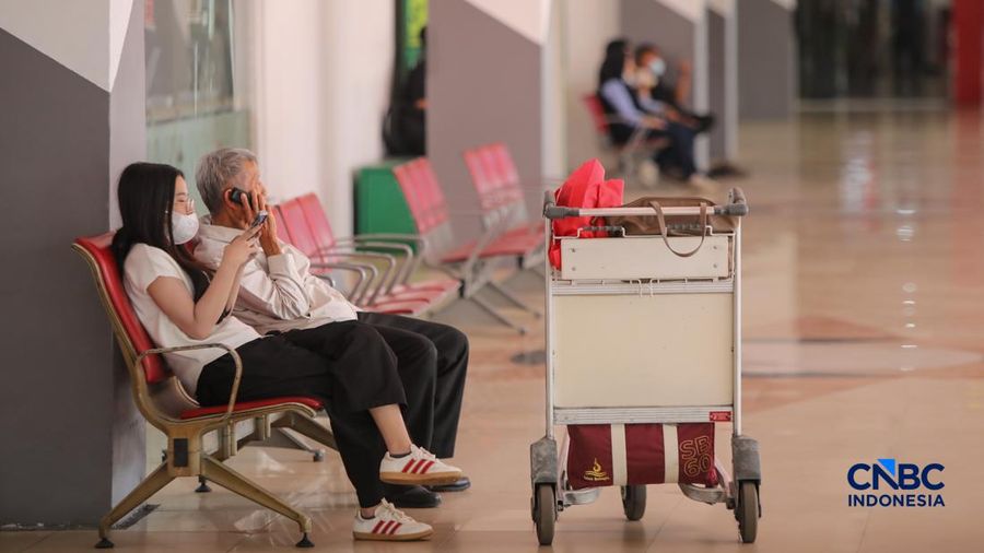 Calon penumpang nan kandas terbang meninggalkan Bandara Halim Perdanakusuma di Jakarta, setelah penghentian operasionalisasi penerbangan diperpanjang hingga pukul 18.00 WIB, Senin (7/9/2026).