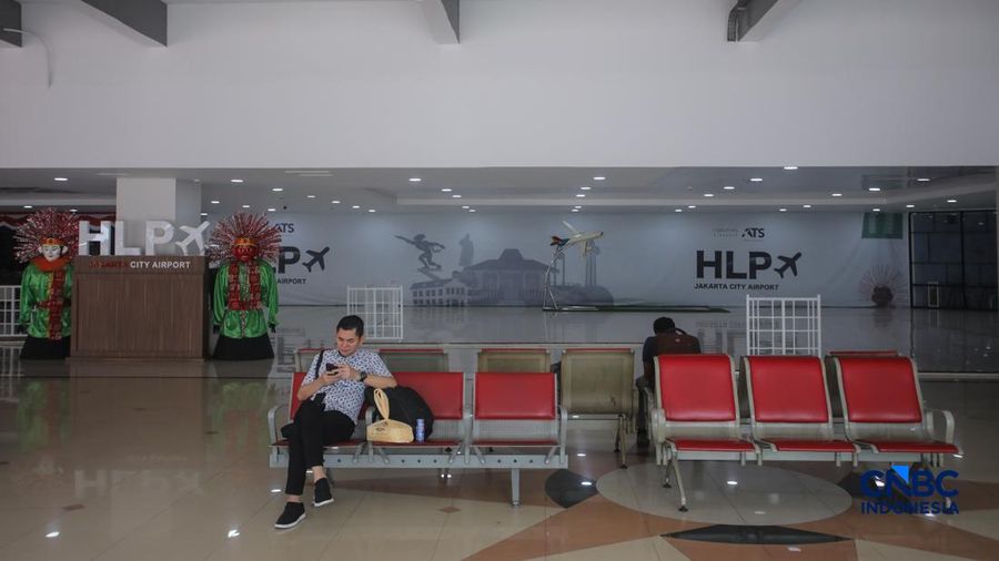 Calon penumpang nan kandas terbang meninggalkan Bandara Halim Perdanakusuma di Jakarta, setelah penghentian operasionalisasi penerbangan diperpanjang hingga pukul 18.00 WIB, Senin (7/9/2026).