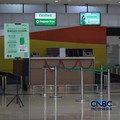 Calon penumpang yang gagal terbang meninggalkan Bandara Halim Perdanakusuma di Jakarta, setelah penghentian operasionalisasi penerbangan diperpanjang hingga pukul 18.00 WIB, Senin (7/9/2026).(CNBC Indonesia/Faisal Rahman)