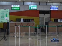 Calon penumpang yang gagal terbang meninggalkan Bandara Halim Perdanakusuma di Jakarta, setelah penghentian operasionalisasi penerbangan diperpanjang hingga pukul 18.00 WIB, Senin (7/9/2026).(CNBC Indonesia/Faisal Rahman)