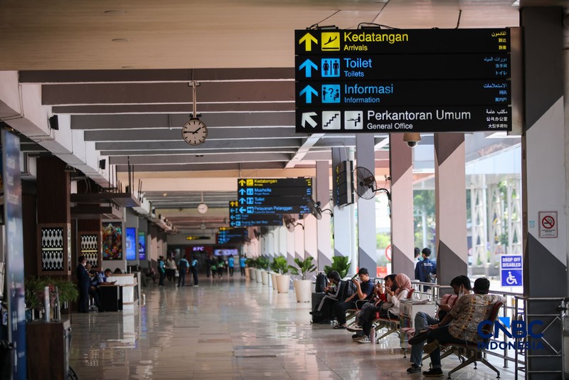 Calon penumpang yang gagal terbang meninggalkan Bandara Halim Perdanakusuma di Jakarta, setelah penghentian operasionalisasi penerbangan diperpanjang hingga pukul 18.00 WIB, Senin (7/9/2026). (CNBC Indonesia/Faisal Rahman)