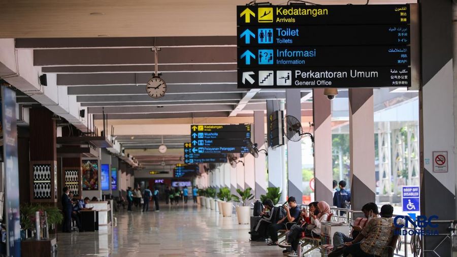 Calon penumpang nan kandas terbang meninggalkan Bandara Halim Perdanakusuma di Jakarta, setelah penghentian operasionalisasi penerbangan diperpanjang hingga pukul 18.00 WIB, Senin (7/9/2026).