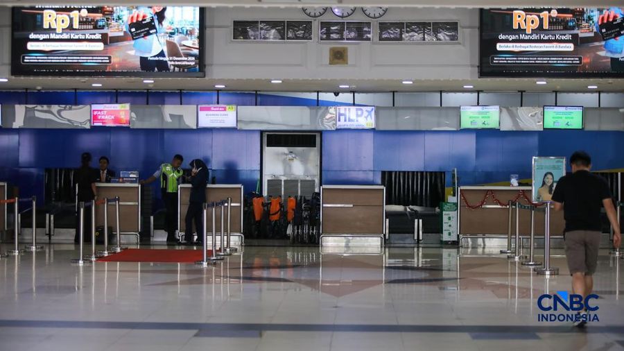 Calon penumpang nan kandas terbang meninggalkan Bandara Halim Perdanakusuma di Jakarta, setelah penghentian operasionalisasi penerbangan diperpanjang hingga pukul 18.00 WIB, Senin (7/9/2026).