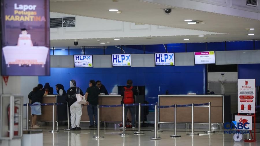 Calon penumpang nan kandas terbang meninggalkan Bandara Halim Perdanakusuma di Jakarta, setelah penghentian operasionalisasi penerbangan diperpanjang hingga pukul 18.00 WIB, Senin (7/9/2026).