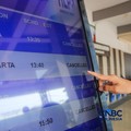 Calon penumpang yang gagal terbang meninggalkan Bandara Halim Perdanakusuma di Jakarta, setelah penghentian operasionalisasi penerbangan diperpanjang hingga pukul 18.00 WIB, Senin (7/9/2026).(CNBC Indonesia/Faisal Rahman)