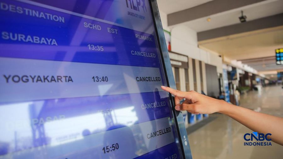 Calon penumpang nan kandas terbang meninggalkan Bandara Halim Perdanakusuma di Jakarta, setelah penghentian operasionalisasi penerbangan diperpanjang hingga pukul 18.00 WIB, Senin (7/9/2026).