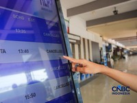 Calon penumpang yang gagal terbang meninggalkan Bandara Halim Perdanakusuma di Jakarta, setelah penghentian operasionalisasi penerbangan diperpanjang hingga pukul 18.00 WIB, Senin (7/9/2026).(CNBC Indonesia/Faisal Rahman)
