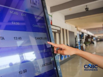 Calon penumpang yang gagal terbang meninggalkan Bandara Halim Perdanakusuma di Jakarta, setelah penghentian operasionalisasi penerbangan diperpanjang hingga pukul 18.00 WIB, Senin (7/9/2026).(CNBC Indonesia/Faisal Rahman)